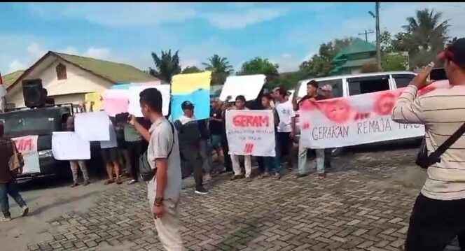 
					Diduga Tidak Transparan Dana Desa dan Penyalahgunaan Kuasa, Ratusan Massa GERAM Desa Bekulap Lakukan Aksi Di Kantor Camat