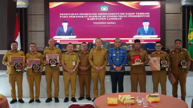 
					Dorong Peningkatan Kinerja dan Inovasi, Pj Bupati Langkat Beri Penghargaan SAKIP