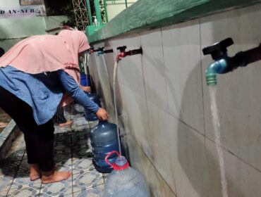 warga terlihat sibuk menampung air bersih melalui kran air wudhu yang bersumber dari sumur bor di Masjid An-Nur Perumahan Villa Mutiara Johor 2, Medan Johor, Rabu (17/12/2024))