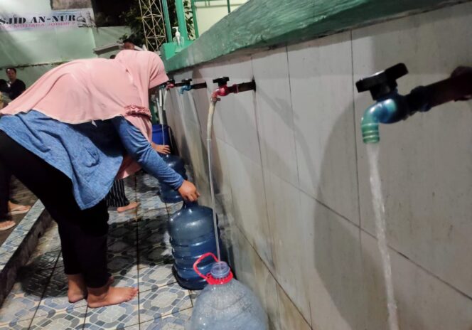 
					warga terlihat sibuk menampung air bersih melalui kran air wudhu yang bersumber dari sumur bor di Masjid An-Nur Perumahan Villa Mutiara Johor 2, Medan Johor, Rabu (17/12/2024))