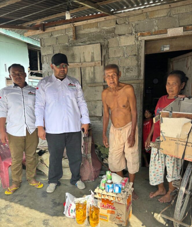 
					Peduli Sesama, Prabowo Mania 08 Langkat Beri Bantuan Kepada Pemulung Tua di Langkat