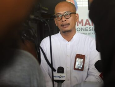 Perwakilan Ombudsman Sumatera Utara James Marihot Panggabean saat Menyampaikan pernyataan terkait Viralnya Video Siswa SD di Hukum di Lantai kepada Media Senin (13/1/2025) ist