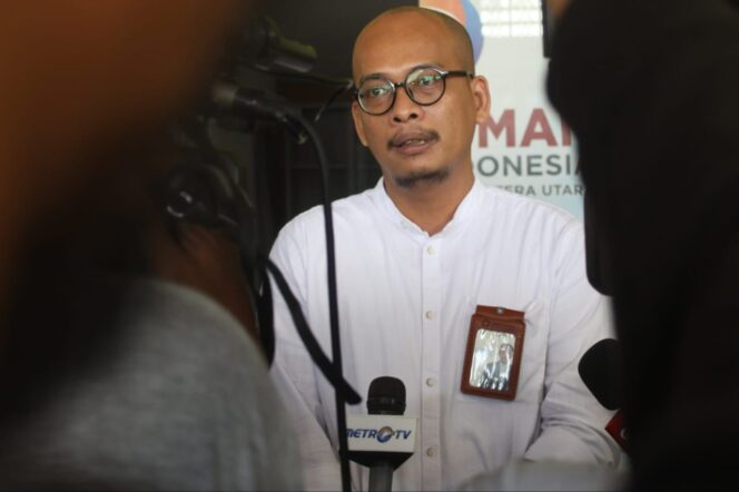 
					Perwakilan Ombudsman Sumatera Utara James Marihot Panggabean saat Menyampaikan pernyataan terkait Viralnya Video Siswa SD di Hukum di Lantai kepada Media Senin (13/1/2025) ist