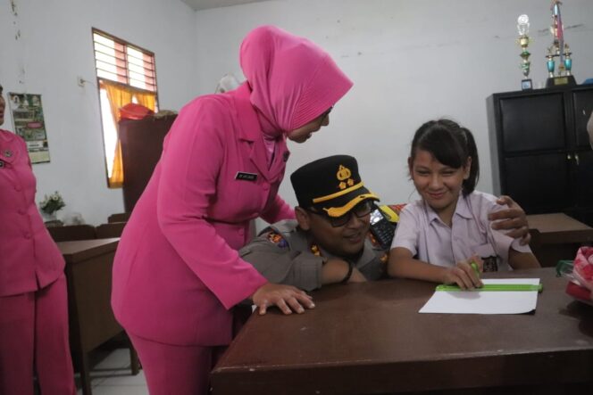 
					Didampingi Ketua Cabang Bhayangkari, Kapolres Langkat Gelar Perdana Makan Bergizi Gratis