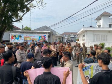 Gerakan Pemuda Peduli Serdang Bedagai Laksanakan Aksi didepan Kantor Bupati Serdang Bedagai (nizar)