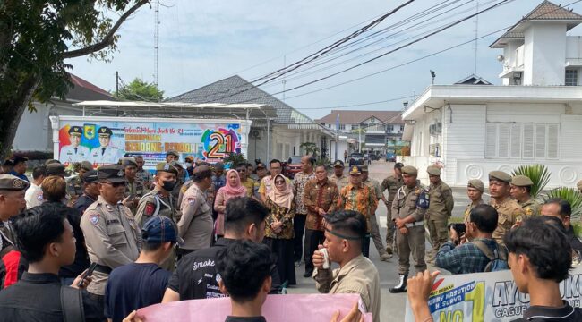 Gerakan Pemuda Peduli Serdang Bedagai Laksanakan Aksi didepan Kantor Bupati Serdang Bedagai (nizar)