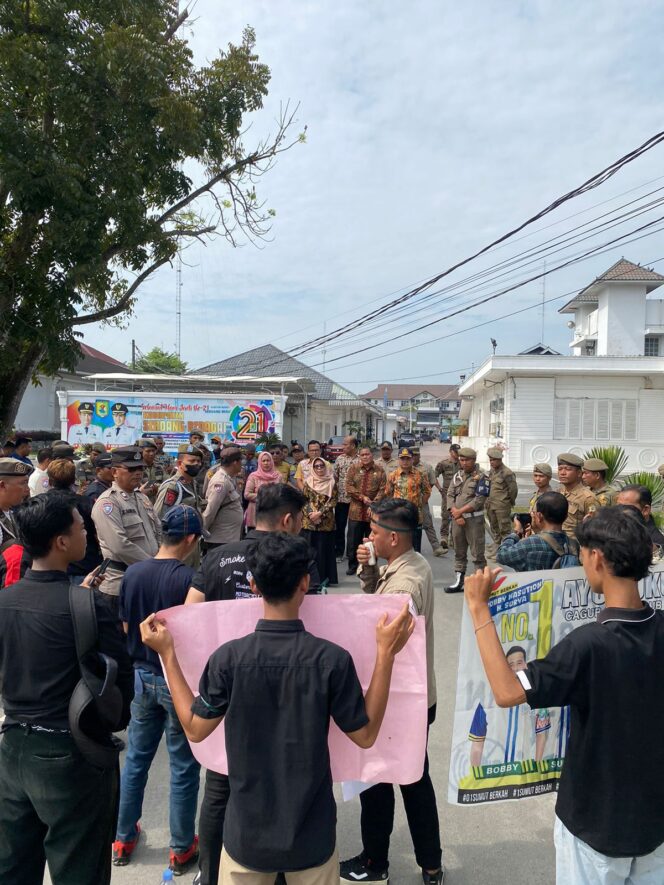 
					Gerakan Pemuda Peduli Serdang Bedagai Laksanakan Aksi didepan Kantor Bupati Serdang Bedagai (nizar)