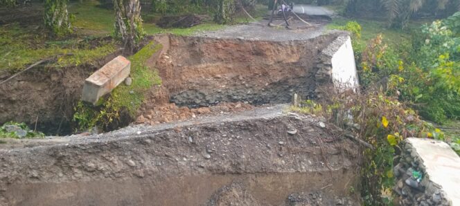 
					Dampak Curah Hujan Yang Tinggi, Jembatan Penghubung Eko Wisata Rubuh