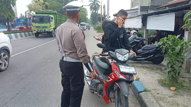 
					Satlantas Polresta Deli Serdang Ingatkan Bahayanya Berkendara Sambil Main Handphone