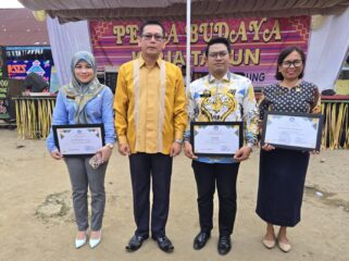 Ket foto: Plt Kadisdik Langkat, Robert Hendra Ginting AP, MSi berikan piagam kepada tiga guru penggagas di SDN.(Teguh)