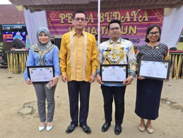 Ket foto: Plt Kadisdik Langkat, Robert Hendra Ginting AP, MSi berikan piagam kepada tiga guru penggagas di SDN.(Teguh)