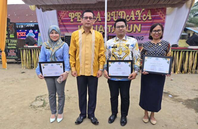 
					Ket foto: Plt Kadisdik Langkat, Robert Hendra Ginting AP, MSi berikan piagam kepada tiga guru penggagas di SDN.(Teguh)