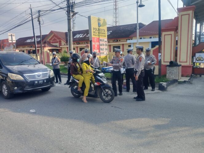 
					Berbagi Berkah Ramadhan, Satlantas Polresta Deli Serdang Bagikan Takjil kepada Pengguna Jalan