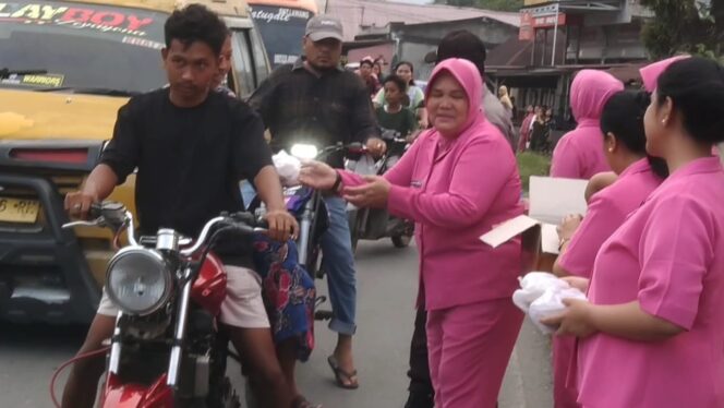 
					Sambut Bulan Suci Ramadhan 1446 H, Polsek Salapian, Bagikan Takjil