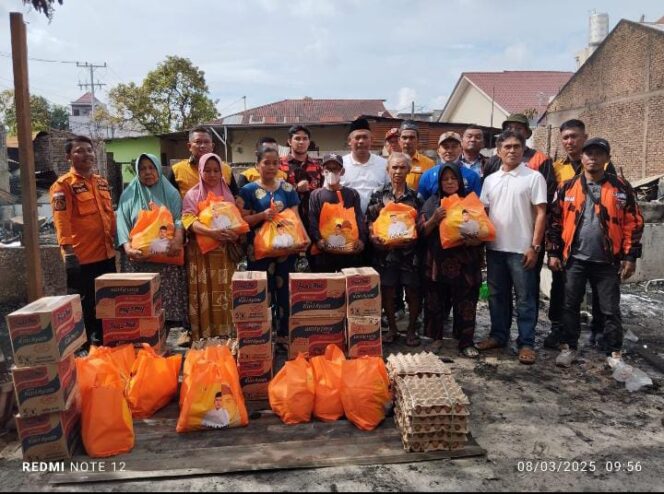 
					Junaidi Anggota DPRD Deli Serdang Bantu Warga Korban Kebakaran