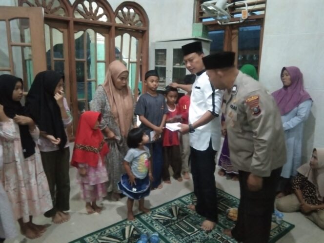 
					Polsek Salapian Berikan Santunan Anak Yatim Piatu Dan Buka Puasa Bersama