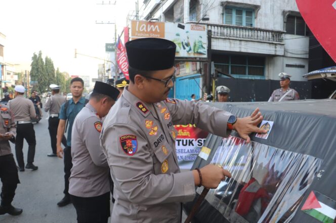 
					Polres Langkat Beri Takjil dan Sosialisasikan Hotline Mudik 110