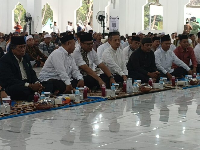 
					Bupati Deli Serdang Hadiri Buka Puasa Bersama 6.000 Jamaah di Ponpes Mawaridussalam