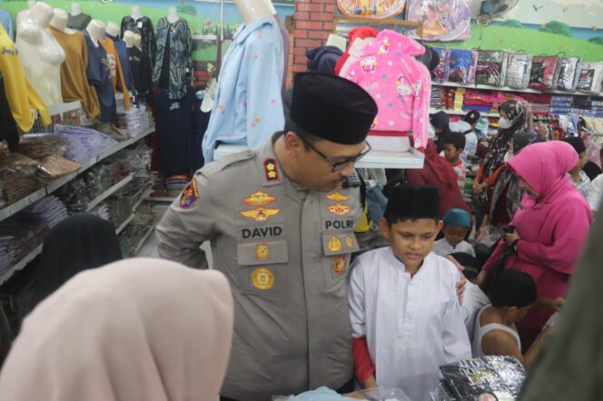 
					Senyum Manis Anak Yatim, Kapolres Langkat Beli Pakaian Baru
