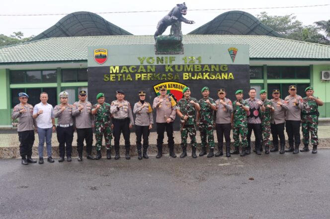 
					Perkuat Sinergitas TNI-Polri Kapolresta Deli Serdang Kunker ke Mako Yonif 121 MK