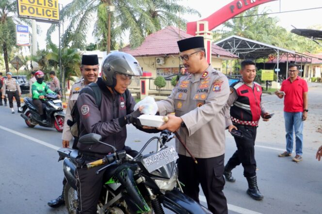 
					Kapolres Langkat Berbagi Takjil, Warga Sambut dengan Antusias