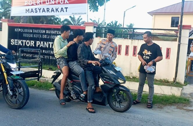 
					Tebarkan Kebaikan di Bulan Ramadhan, Polsek Pantai Labu Gandeng MJ dan Kenzie Transport Berbagi Takjil