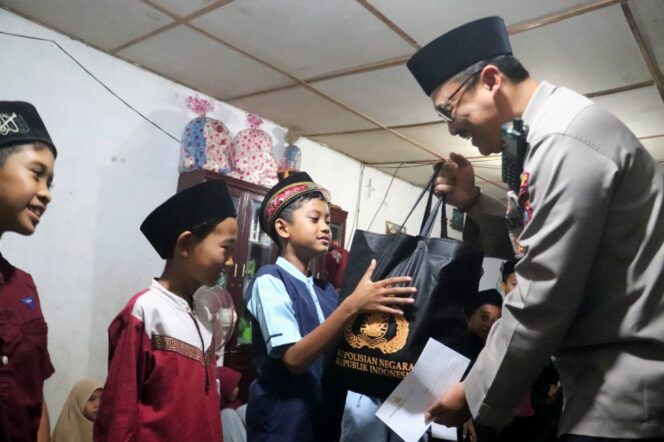 
					Berbagi Kebahagiaan Bulan Ramadan, Kapolres Langkat Berbuka Puasa dan Berikan Bansos di Pantai Asuhan