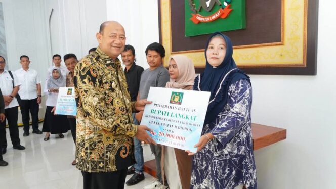 
					Bupati Langkat Serahkan Tali Asih Rp. 120 juta kepada Korban Kebakaran di Bahorok