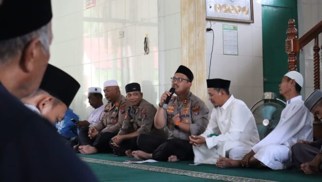 
					Jum’at Curhat, Kapolres Langkat Jalin Silaturahmi dengan Masyarakat