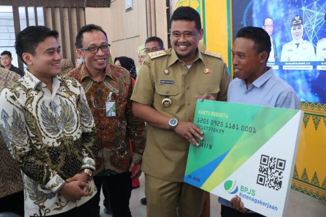 
					Bobby dan Ricky Anthony Serahkan 1.600 BPJS Ketenagakerjaan Bagi Nelayan di Langkat