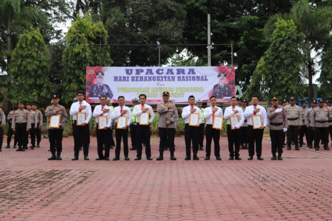 
					Kapolres Langkat Beri Penghargaan Kepada 6 Personel Berprestasi