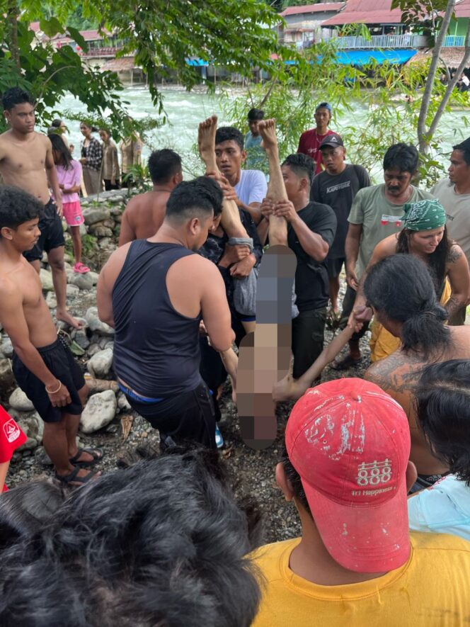 
					Liburan ke Objek Wisata Bukit Lawang, Warga Sibiru-biru hanyut terbawa arus sungai