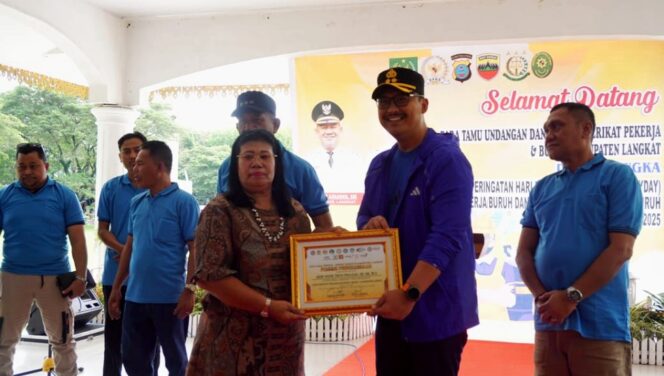 
					Kapolres Langkat Terima Penghargaan Tokoh Inspiratif Mayday 2025