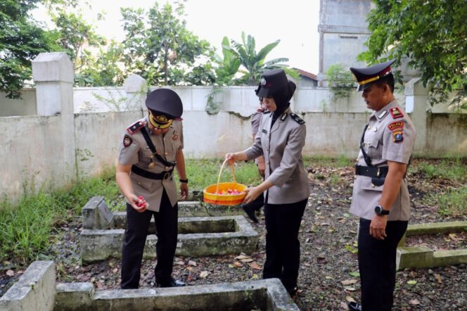 
					Sambut HUT Bhayangkara, Polres Langkat Tabur Bunga ke Taman Makam Pahlawan