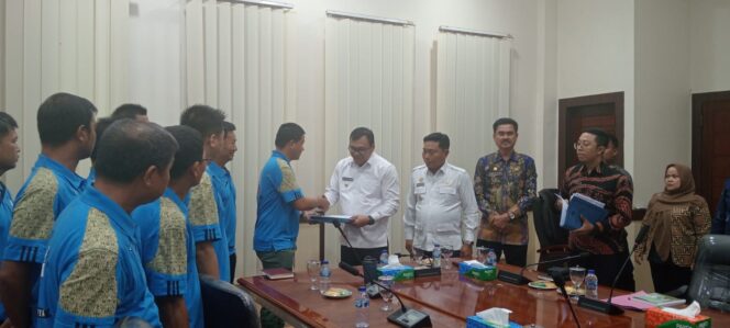 
					Bupati Deli Serdang Serahkan Izin Peternakan kepada Anggota ASPEGAS Pantai Labu, Dorong Percepatan dan Keaktifan OPD
