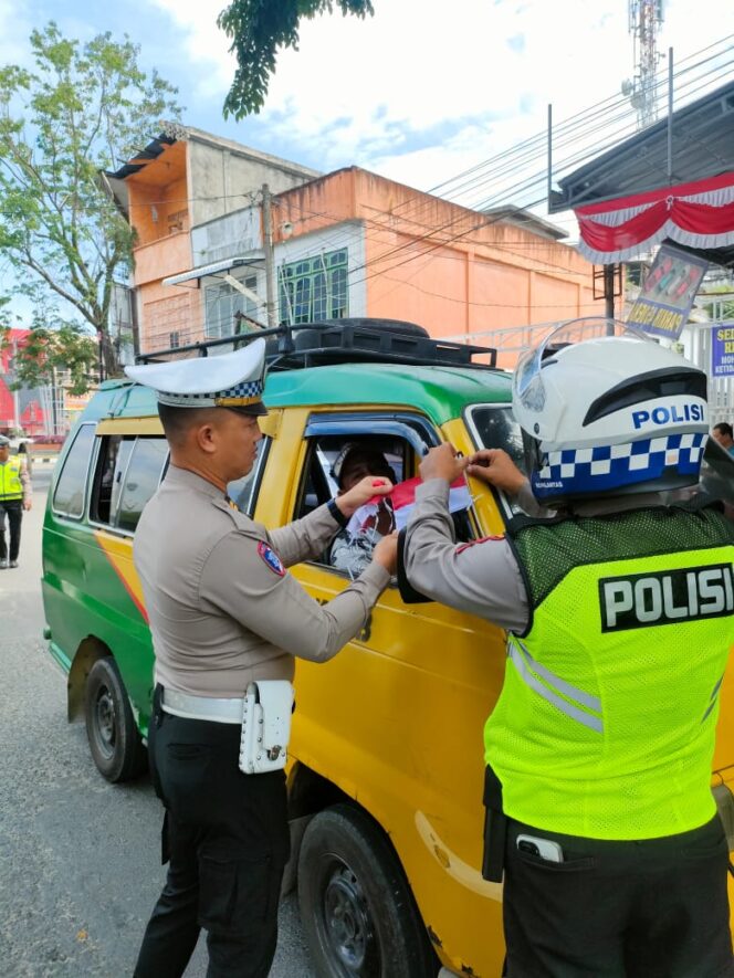 
					Sapa Kemerdekaan, Sat Lantas Polres Langkat Beri Bendera Merah Putih Ke Pengendara