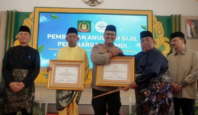 
					Kapolres Langkat Terima Penghargaan Tokoh Inspiratif dari DMDI