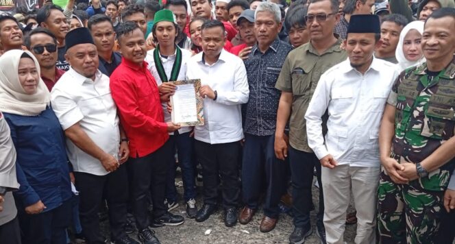 					Ratusan Mahasiswa Dan Masyarakat Gelar Aksi Damai Depan DPRD  Labuhan Batu