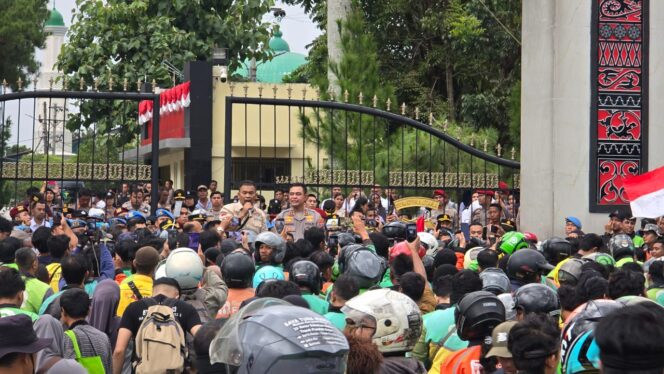 
					Tewasnya Affan Tak Luput Kecerobohan Aparat, Gabungan Gojek Roda Dua Medan Gelar Aksi Solidaritas Di Poldasu