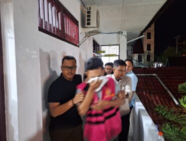 Foto penangkapan  tersangkan korupsi Bank Bri Kisaran eks relationship
