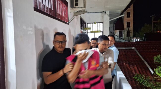 Foto penangkapan  tersangkan korupsi Bank Bri Kisaran eks relationship
