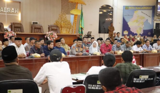
					Aksi Demo Kantor DPRD Langkat 11 Anggota Dewan Bolos, Safril : Mundur Aja!!