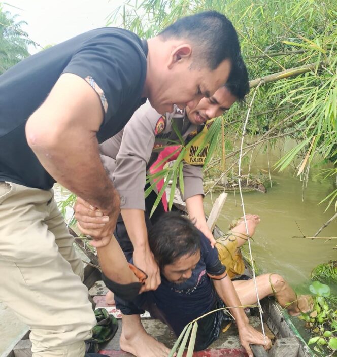 
					Polisi Gerak Cepat Selamatkan Warga Hanyut di Sungai Pelawi Babalan
