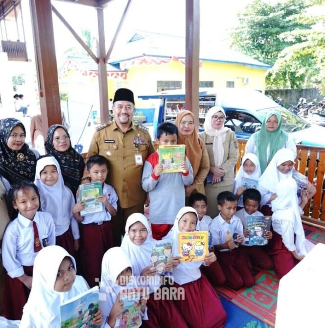 
					Dukung Dunia Pendidikan, Bupati Dan Wabup Batubara Berikan Puluhan Seragam Sekolah Gratis : Siswa/i Ucapkan Terimakasih 