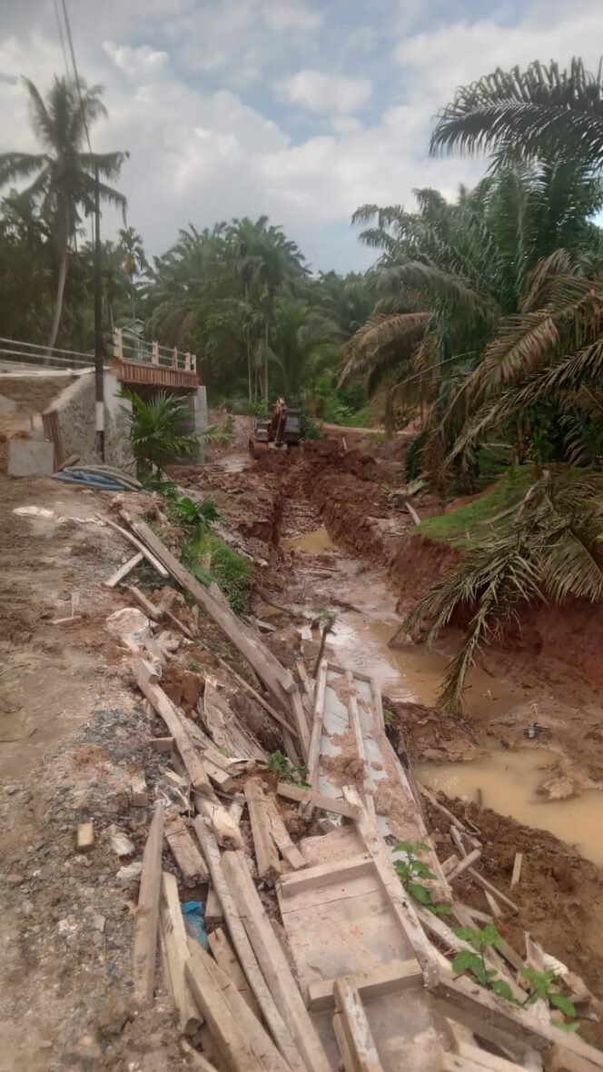 
					Rekanan Keruk Tanah dari Areal HGU, Managemen Pilih “Mikir” Hendra : PMPRI dan Masyarakat akan demo !