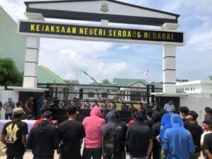 Aliansi Desa Membangun Gelar Aksi di Inspektorat dan Kejari Sergai