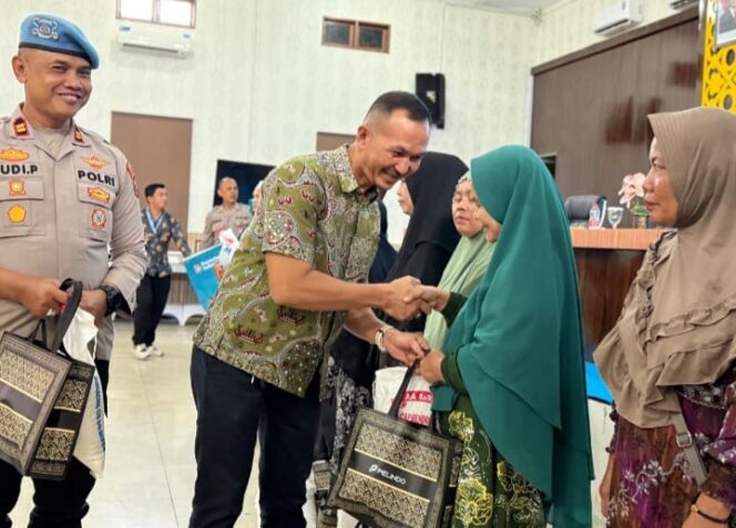 
					Pelindo Regional 1 Bersinergi bersama Polres Belawan Bantu Warga Korban Banjir Rob