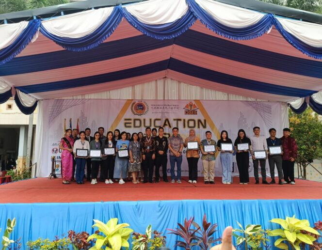 
					Foto Bersama Yayasan Dharma Bakti dengan 15 Kampus Ternama di Sumatera Utara dalam Acara Pembukaan ajang Bergengsi Education Expo Dharma Bakti Lubuk Pakam 18/11.
