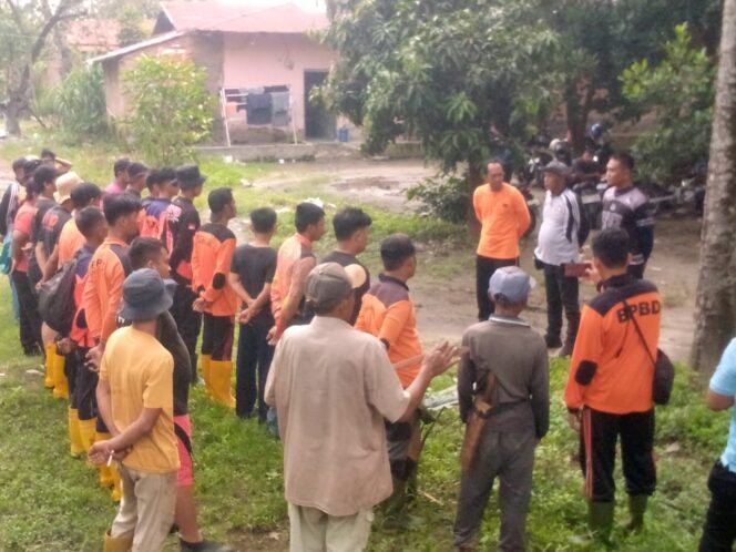 
					Pemerintah Desa Bakaran Batu, Unsur Kecamatan, BPBD dan Dinas SDABMBK Gelar Gotong Royong