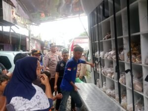 Sat Binmas Polres Langkat Salurkan Bantuan Sosial kepada Warga Terdampak Banjir